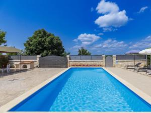 Bazén v ubytování Holiday Home Kristina by Interhome nebo v jeho okolí