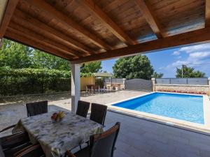 Bazén v ubytování Holiday Home Kristina by Interhome nebo v jeho okolí