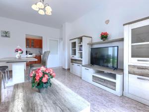 TV a/nebo společenská místnost v ubytování Holiday Home Kristina by Interhome