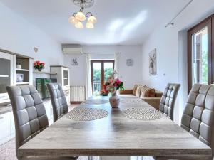 Posezení v ubytování Holiday Home Kristina by Interhome