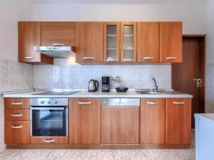 Kuchyň nebo kuchyňský kout v ubytování Holiday Home Kristina by Interhome