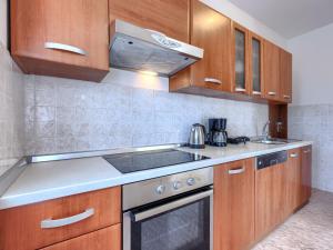Kuchyň nebo kuchyňský kout v ubytování Holiday Home Kristina by Interhome