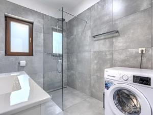 Koupelna v ubytování Holiday Home Kristina by Interhome