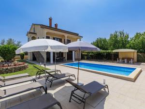 Bazén v ubytování Holiday Home Kristina by Interhome nebo v jeho okolí