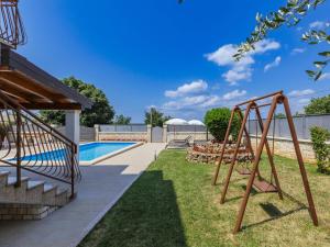 Bazén v ubytování Holiday Home Kristina by Interhome nebo v jeho okolí