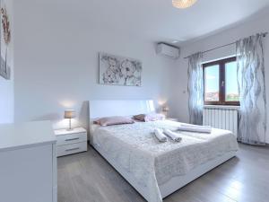 Postel nebo postele na pokoji v ubytování Holiday Home Kristina by Interhome