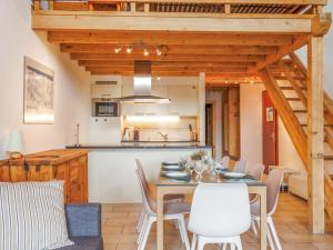 uma sala de jantar e cozinha com mesa e cadeiras em Apartment Bietschorn 22 by Interhome em Nendaz