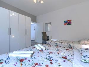 Postel nebo postele na pokoji v ubytování Holiday Home Kristina by Interhome