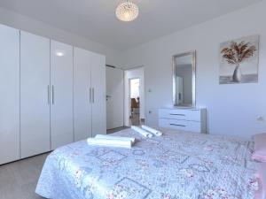 Postel nebo postele na pokoji v ubytování Holiday Home Kristina by Interhome