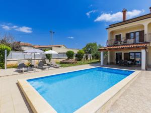 Bazén v ubytování Holiday Home Kristina by Interhome nebo v jeho okolí