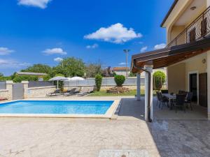 Bazén v ubytování Holiday Home Kristina by Interhome nebo v jeho okolí