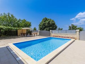 Bazén v ubytování Holiday Home Kristina by Interhome nebo v jeho okolí