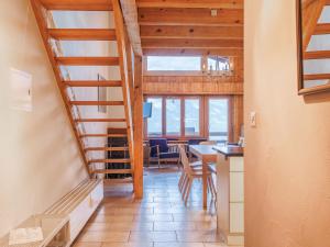 uma cozinha e sala de jantar com uma escada em espiral numa casa em Apartment Bietschorn 22 by Interhome em Nendaz