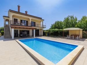 Bazén v ubytování Holiday Home Kristina by Interhome nebo v jeho okolí