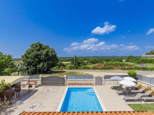 Bazén v ubytování Holiday Home Kristina by Interhome nebo v jeho okolí
