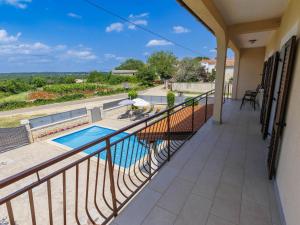 Bazén v ubytování Holiday Home Kristina by Interhome nebo v jeho okolí