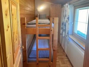 een kamer met 2 stapelbedden in een tiny house bij Apartment Sonnegg by Interhome in Vandans