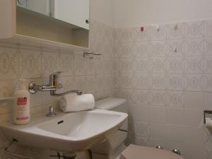 Ένα μπάνιο στο Studio Les Erables Apt 361 by Interhome