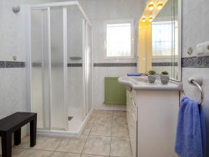 Koupelna v ubytování Holiday Home Villa Servinola by Interhome
