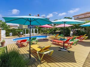 Bazén v ubytovaní Apartment Nika-4 by Interhome alebo v jeho blízkosti
