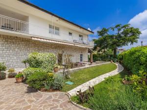 Vonkajšia záhrada v ubytovaní Apartment Nika-4 by Interhome
