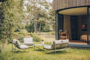 Aed väljaspool majutusasutust LumiPod – Luxe glazen design‑pod