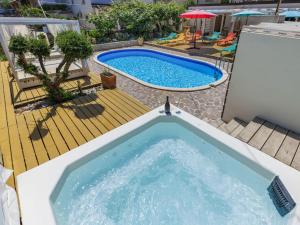 widok na duży basen w obiekcie Apartment Nika-11 by Interhome w mieście Umag