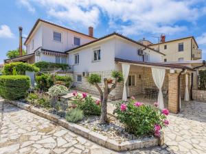 dom z ogrodem przed nim w obiekcie Apartment Nika-11 by Interhome w mieście Umag
