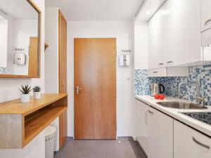Kuchyň nebo kuchyňský kout v ubytování Apartment Promenade - Utoring-68 by Interhome