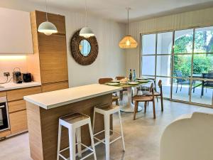 une cuisine et une salle à manger avec une table et des chaises dans l'établissement Holiday Home Les Restanques Golfe Saint Tropez-6 by Interhome, à Grimaud