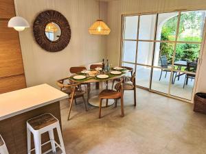 une salle à manger avec une table et quelques chaises dans l'établissement Holiday Home Les Restanques Golfe Saint Tropez-6 by Interhome, à Grimaud 16 autres photos