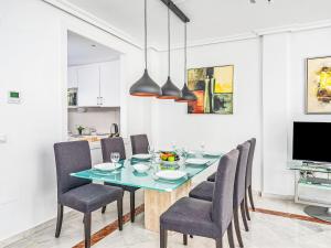ein Esszimmer mit einem blauen Tisch und Stühlen in der Unterkunft Holiday Home Las lomas de Cabopino by Interhome in Marbella
