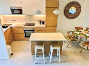une cuisine et une salle à manger avec une table et des chaises dans l'établissement Holiday Home Les Restanques Golfe Saint Tropez-6 by Interhome, à Grimaud