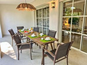 une salle à manger avec une table et des chaises en bois dans l'établissement Holiday Home Les Restanques Golfe Saint Tropez-6 by Interhome, à Grimaud