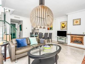 ein Wohnzimmer mit Sofa und Tisch in der Unterkunft Holiday Home Las lomas de Cabopino by Interhome in Marbella