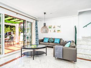 ein Wohnzimmer mit Sofa und Tisch in der Unterkunft Holiday Home Las lomas de Cabopino by Interhome in Marbella