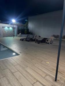 多斯克布拉达斯Apartamento cerca a Pereira的晚上，一组椅子摆放在木地板上