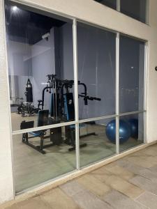 多斯克布拉达斯Apartamento cerca a Pereira的健身房，房间里有玻璃窗，还有器械