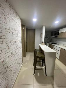 多斯克布拉达斯Apartamento cerca a Pereira的厨房配有白色的柜台和凳子