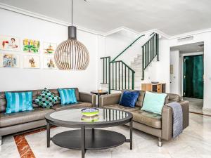 ein Wohnzimmer mit Sofa und Tisch in der Unterkunft Holiday Home Las lomas de Cabopino by Interhome in Marbella + 32 Fotos