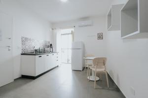 Kuchyň nebo kuchyňský kout v ubytování Noah&Chris Apartments