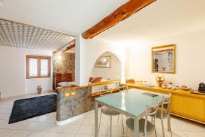 a kitchen and dining room with a table and chairs at Elegante Royal Suite Torino - Parcheggio Privato in Turin