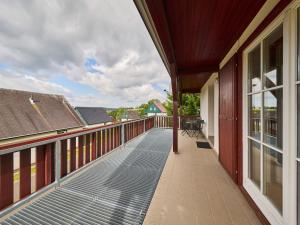 ein Balkon mit Blick auf ein Haus in der Unterkunft Holiday Home Holiday Hill 45 by Interhome in Lauterwasser