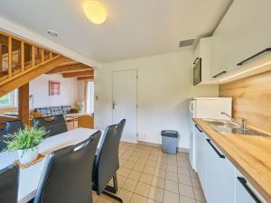 eine Küche und ein Esszimmer mit Tisch und Stühlen in der Unterkunft Holiday Home Holiday Hill 45 by Interhome in Lauterwasser