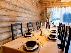 Restaurace v ubytování Holiday Home Ukkometso by Interhome
