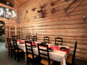 Restaurace v ubytování Holiday Home Ukkometso by Interhome