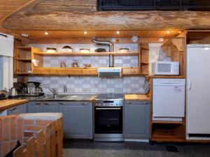 Kuchyň nebo kuchyňský kout v ubytování Holiday Home Ukkometso by Interhome