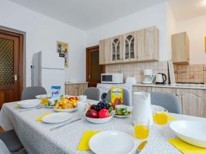 Kuchyňa alebo kuchynka v ubytovaní Apartment Moni 1 by Interhome + 31 fotografií