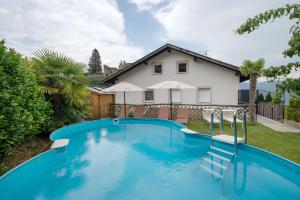 ヴォランにあるFerienwohnung Mayenburg-schlosshofの家の裏庭にあるプール