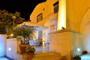 einen Innenhof eines Gebäudes in der Nacht mit Pflanzen in der Unterkunft Il Cucù Bed and Breakfast in Matera